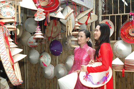 Du khách tham quan làng nón Chuông (huyện Thanh Oai).